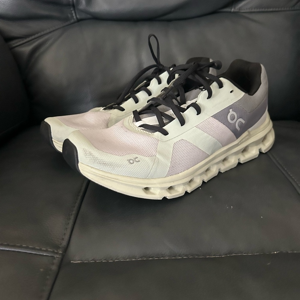 Women’s cloud runner green and white